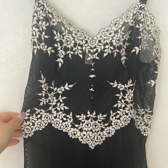 Wacoal ‘Embrace Lace’ Chemise medium black white sheer slip - Picture 5 of 10